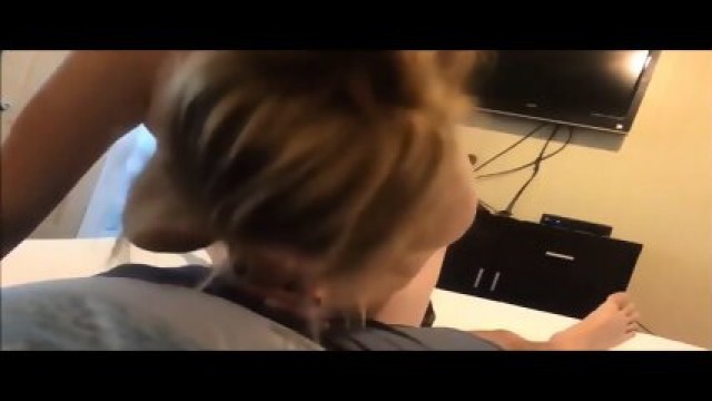 Une Femme Blonde Aux Gros Seins Avale Une Bite