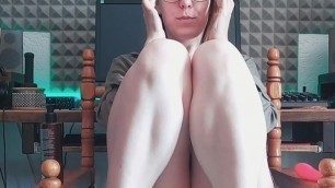 Girl with eyeglasses came to the studio to fuck herself